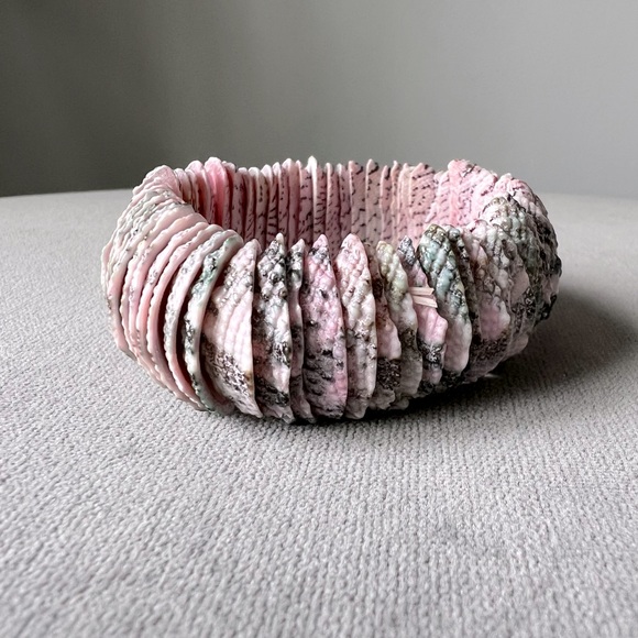 Bracelet made with real pink shells - Picture 1 of 4